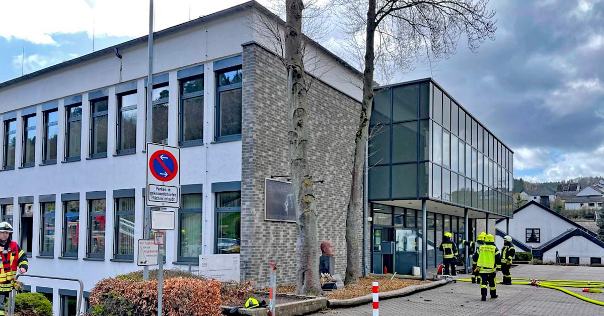 Feuer im Bürotrakt des Gymnasiums in Adenau: Keine Schüler vor Ort, Ermittlungen laufen.