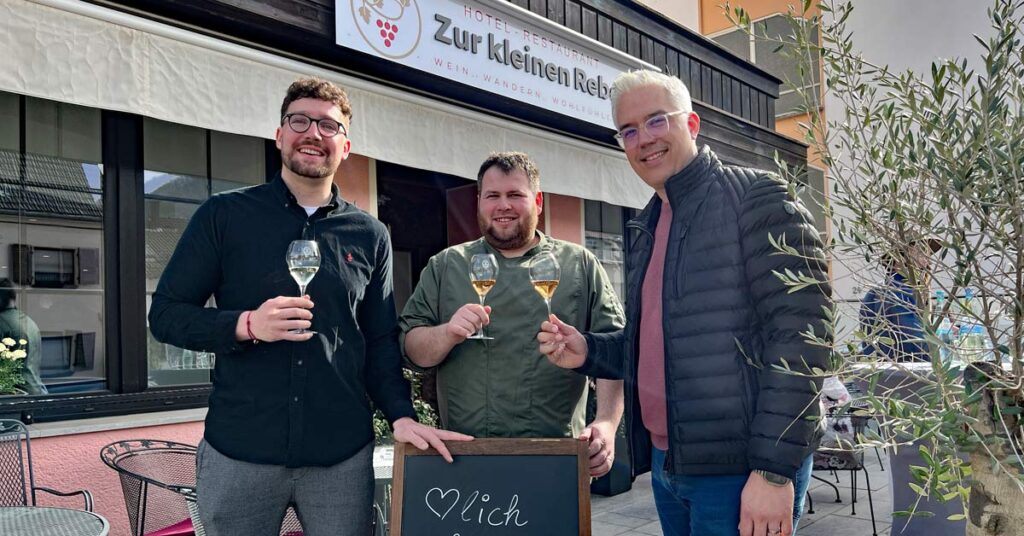 Die Gastgeber Alexander Geschier und Fabian Dannenberger haben in Rech das Hotel-Restaurant „Zur kleinen Rebe“ eröffnet. Bei der Eröffnung war auch der Bürgermeister der VG Altenahr, Dominik Gieler zu Gast.
