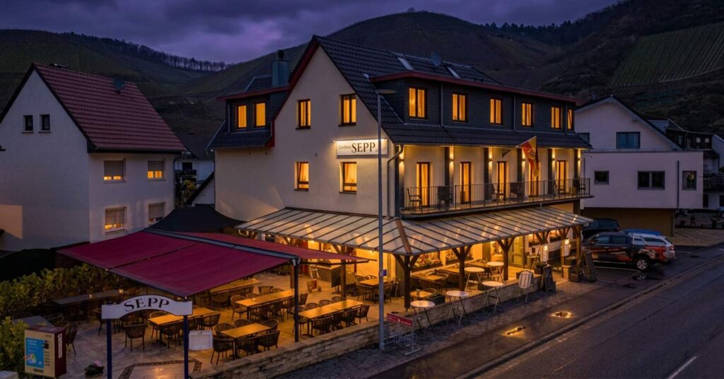 Mehr als ein Gasthaus: Ein neues Kapitel für Dernau Das Konzept geht über Teller und Glas hinaus. Das Sepp versteht sich als offener Treffpunkt: für Einheimische, Winzer, Familien und Gäste.