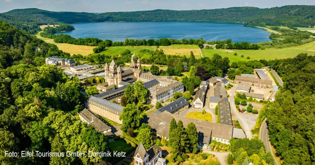 Ein besonderer Ort in der Eifel, der mehr erzählt, als man sieht: Maria Laach, im Kreis Ahrweiler gelegen, öffnet seine Türen.