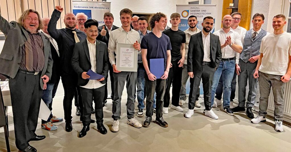 Die neuen Facharbeiter der SHK-Innung im Kreis Ahrweiler mit ihren Lehrern und den Ehrengästen des Abends.