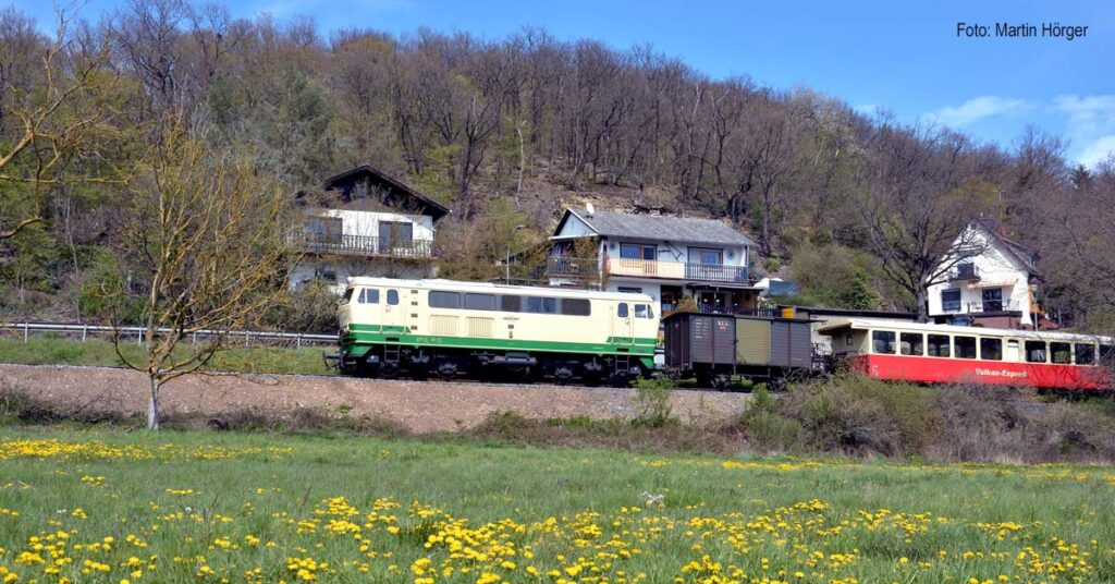 Der Vulkan-Express startet ab Ostern 2026 wieder durch das Brohltal. Neuer Fahrplan, Familienaktionen und große Jubiläumsfeste zum 125-jährigen Bestehen der Brohltalbahn machen die Saison besonders attraktiv.
