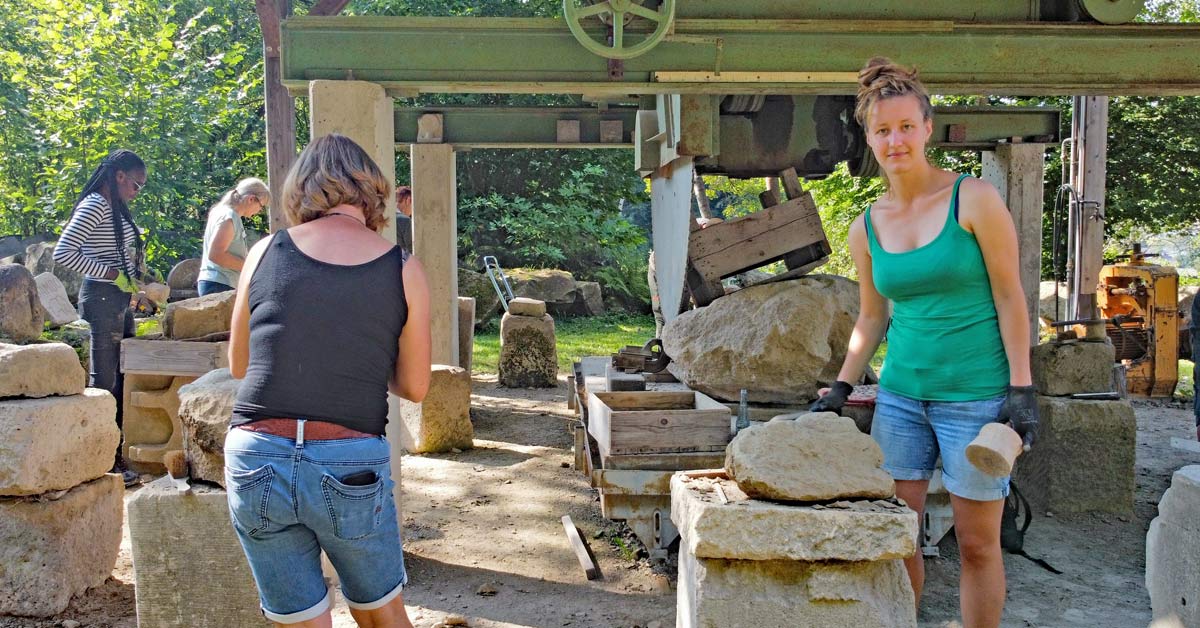 Die Kreisvolkshochschule Ahrweiler bietet im Juni einen Schnupper-Kurs beim Steinhauerverein Weibern an. Das Beste: Zum Osterfest kann ein Gutschein dafür verschenkt werden.