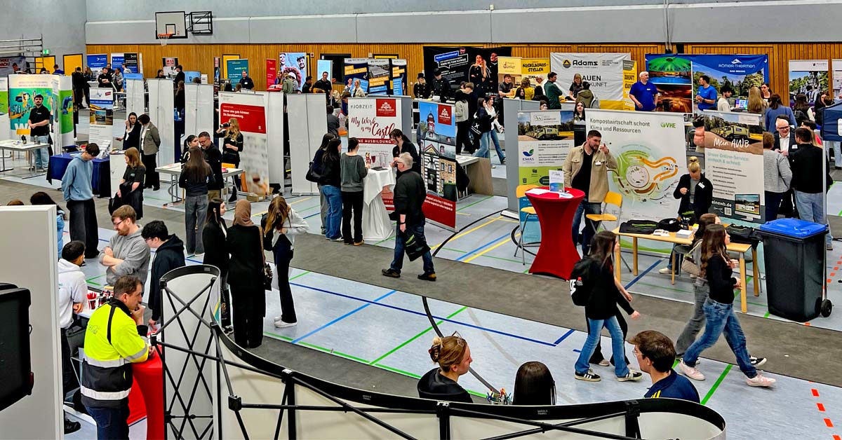 Tag der Berufe: In Niederzissen haben Schülerinnen und Schüler echte Berufe getestet und ihre möglichen Arbeitgeber von morgen getroffen.