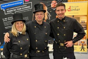 Ihre Arbeitskluft war auffällig: Das Team von Ofenstudio Dünker. (v.l.) Michaela Dünker, Thomas Dünker und Florian Dünker.