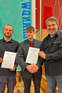 Guido Höfer überreichte die Auszeichnung Azubi mit Herz an André Anders und Julius Meuser.