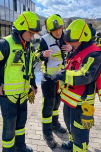 Zimmerbrand in Adenauer Gymnasium: Zwei Leichtverletzte, Feuerwehr löscht Feuer schnell.