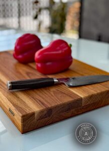 Wolfgang Heinisch fertigt mit seiner Marke „AhrHolz“nachhaltige Schneidebretter aus FSC-zertifizierter Eiche.