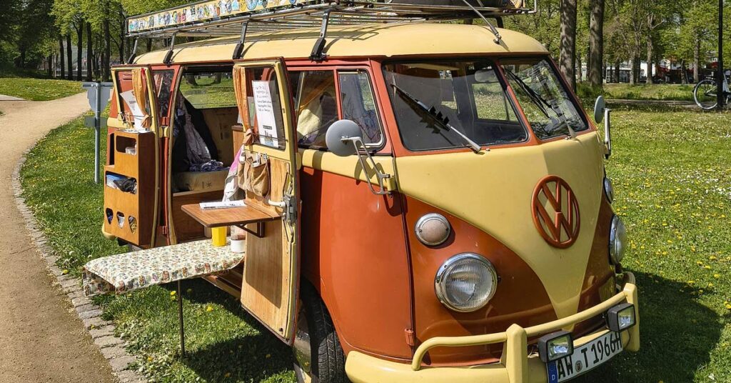 VW T1 Bullis, Geschichten aus Jahrzehnten und eine besondere Bahn-Ausfahrt: Remagen wird zum Treffpunkt für Kult-Oldtimer.