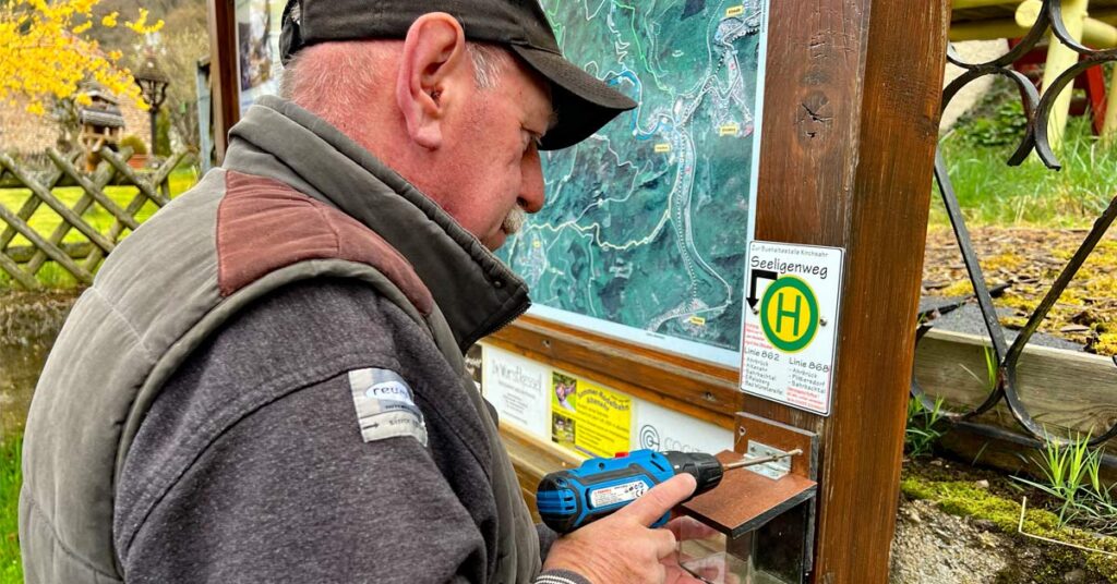 Der Freundeskreis Sahrbachtal e. V. verbessert mit Fahrplanhaltern und Hinweisen die Nutzung der Buslinien 862 und 868 – mehr Mobilität für Wanderer und Einheimische.