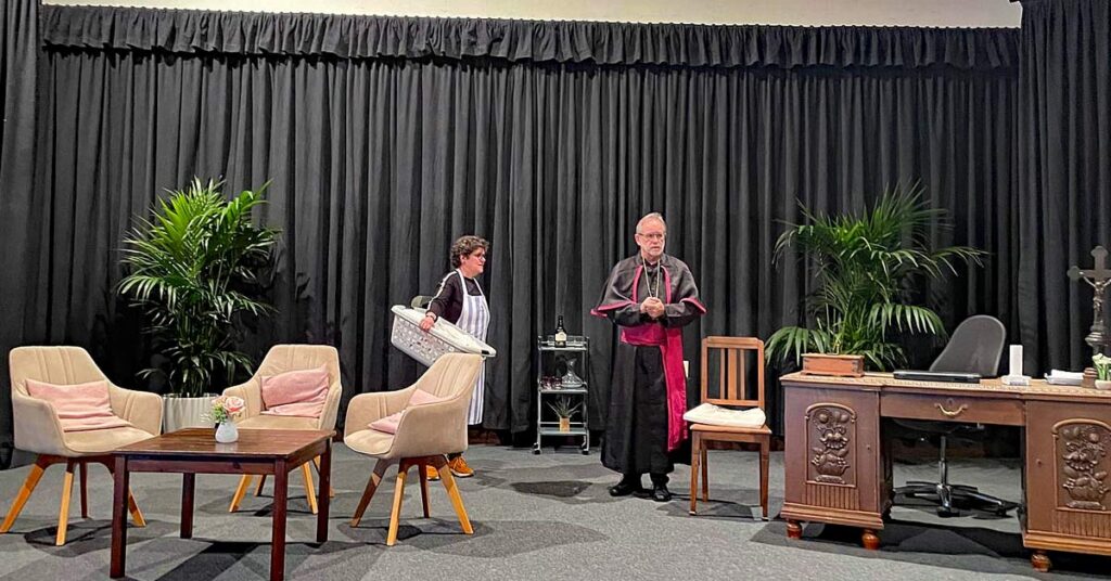 „Kardinalfehler“: Spiegeltheater Adenau bringt Kirchen-Satire mit Tiefgang auf die Bühne.