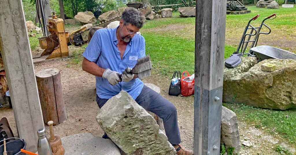 Der Steinhauerverein Weibern bewahrt das traditionelle Steinmetzhandwerk mit Weiberner Tuffstein. Besonders die Schnupperkurse für Hobbysteinmetze sind ein Markenzeichen des Vereins.