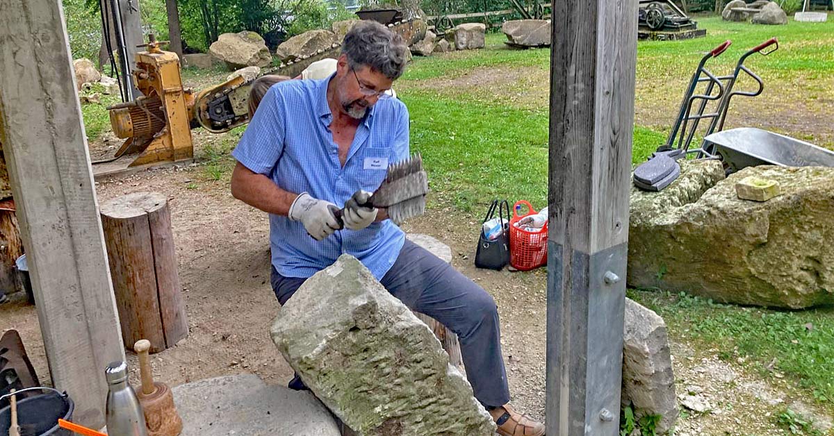 Der Steinhauerverein Weibern bewahrt das traditionelle Steinmetzhandwerk mit Weiberner Tuffstein. Besonders die Schnupperkurse für Hobbysteinmetze sind ein Markenzeichen des Vereins.