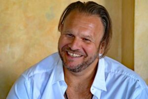 Schauspieler Oliver Fleischer liest im Klosterforum Maria Laach.