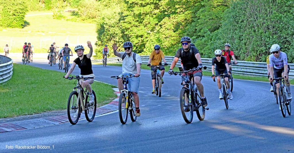 Nürburgring 2026: Neun weitere Rad- und Lauftreffs bis August angekündigt. Läufer und Radfahrer erleben Grand-Prix-Strecke und Nordschleife hautnah.