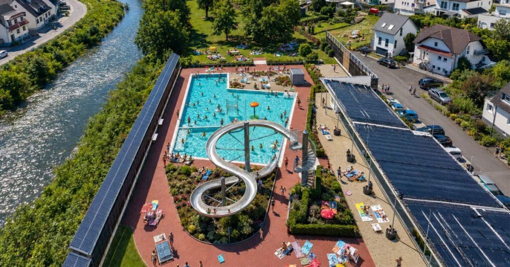 Das Freibad Ahrweiler startet am 30. Mai in die Saison 2026. Neu sind Kassenautomat und Drehkreuz für schnelleren Einlass. Alle Infos zu Öffnungszeiten und Sommerjobs.