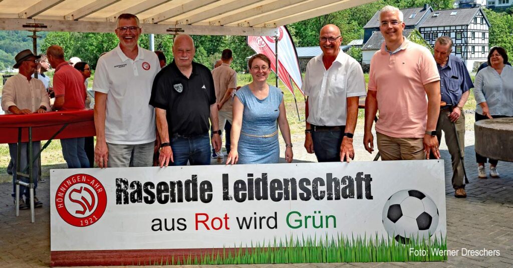 Spatenstich in Hönningen: Neuer Sportplatz bringt nach der Flut ein Stück Heimat zurück.