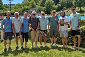 Gute Stimmung bei bestem Wetter zur Saisoneröffnung im Freizeitbad Brohltal. v.l.: Peter Engels, Wilfried Hedrich, Bürgermeister Johannes Bell, Peter Josef Schmitz, Marco Castiglione, Helmut Reuter, Andreas Klein und Jonas Bürcky.