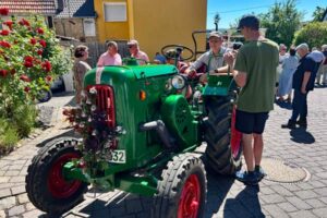 Hain feiert Pferde- und Traktorensegnung bei bestem Frühsommerwetter.