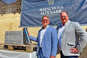 Die WG Mayschoß-Altenahr hat den Grundstein für ihr neues Zuhause gelegt. Carsten Berke (l.) und Mirco Burkardt blicken positiv in die Zukunft.