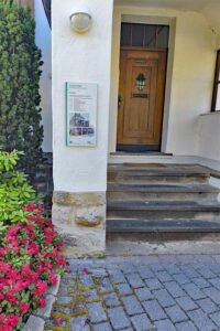 20 Stationen führen zu Orten der Müllenbacher Dorfgeschichte, darunter die Pfarrkirche, die ehemalige Schule, das frühere Schwimmbad, alte Kapellen.