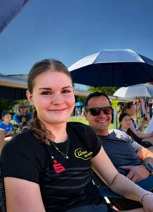 Lina Näkel in Limburgerhof. Im Hintergrund ihr Vater.