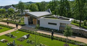Zum Tag der Architektur 2026 stellt ahr.de die teilnehmenden Projekte im Kreis Ahrweiler vor. Den Auftakt macht die neue Aussegnungshalle am Ahrfriedhof in Ahrweiler.