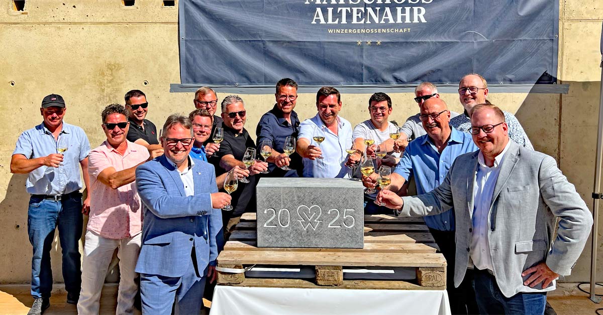 „Wir schaffen ein neues Fundament für die Zukunft.“ Jetzt wurde in Mayschoß der Grundstein für den Neubau der Winzergenossenschaft gelegt. Und der Vorstand der Genossenschaft stößt darauf an.