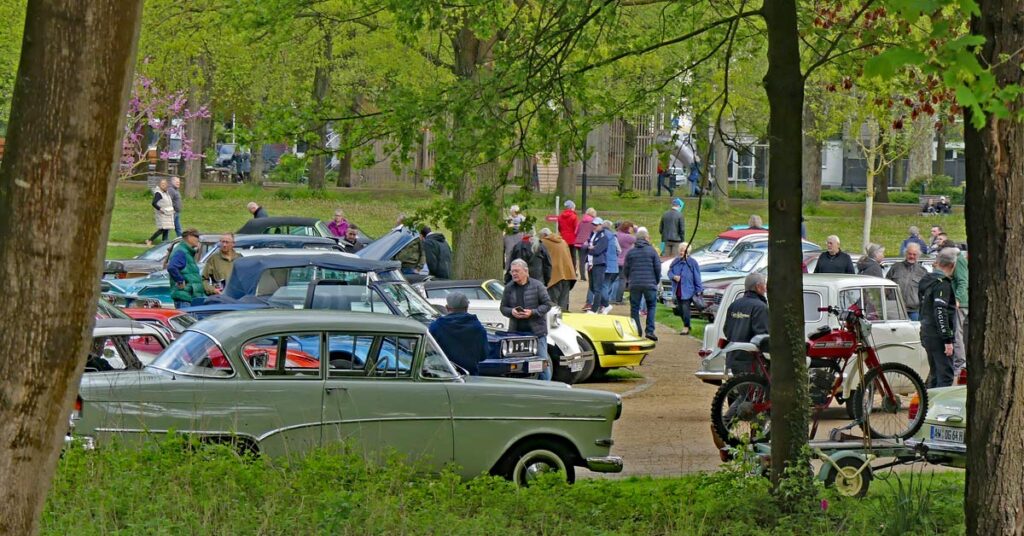 Benzingespräche unter Blüten: Das 9. AAC-Automobil-Picknick lädt ein. Die Motoren glühen noch von der großen Ausfahrt „Ahr-Rotwein-Klassik“ , da wartet schon das nächste automobile Highlight. Im Dahliengarten treffen sich am Sonntag die schönsten historischen Fahrzeuge.