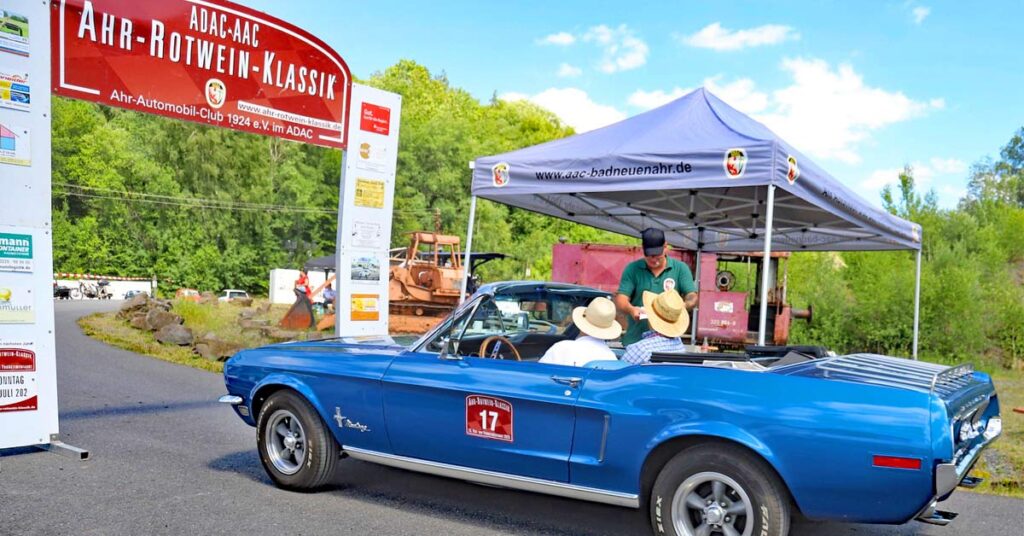 Vier Jahre lang mussten Automobilfreunde warten, jetzt sind sie endlich wieder zurück in ihrer Heimat. 140 historische Oldtimer verwandeln die Straßen im Kreis Ahrweiler am Sonntag, 28. Juni, in ein rollendes Museum.