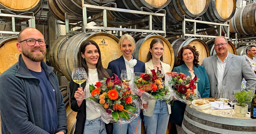 Im Weingut Sermann (links auf dem Bild Lukas Sermann) in Altenahr wurden jüngst die neuen Altenahrer Weinmajestäten einem interessierten Publikum vorgestellt. (2. v.l.) Weinprinzessin Lara Surget, die designierte Weinkönigin Victoria Charlotte Zimmermann und die designierte Weinprinzessin Leonie Krupp. Daneben Eva Flügge vom Verein Weinort Altenahr und Mirco Burkardt vom Vorstand der Winzergenossenschaft Mayschoß Altenahr.