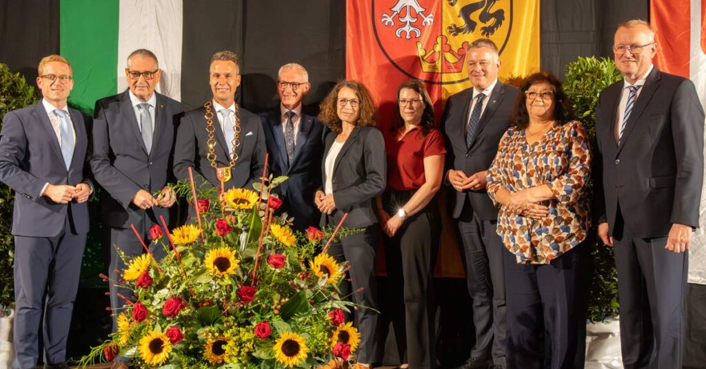 Der neue Bürgermeister von Bad Neuenahr-Ahrweiler, Pascal Rowald (mit Amtskette), bei der offiziellen Amtseinführung in Heimersheim.