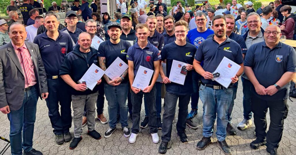 Die Freiwillige Feuerwehr Weibern feierte ihr traditionelles Fest an der Robert-Wolff-Halle. Neben wichtigen Beförderungen und staatlichen Ehrenzeichen stand das 13. Stöbelturnier im Mittelpunkt, das Bürger aller Generationen zusammenbrachte.