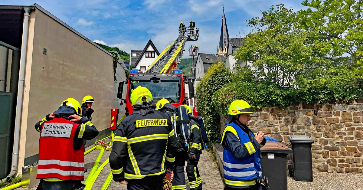 Entwarnung in der Innenstadt von Ahrweiler: Der gemeldete Dachstuhlbrand in der Oberhutstraße entpuppte sich als Schuppenbrand. Die Feuerwehr verhinderte Schlimmeres.