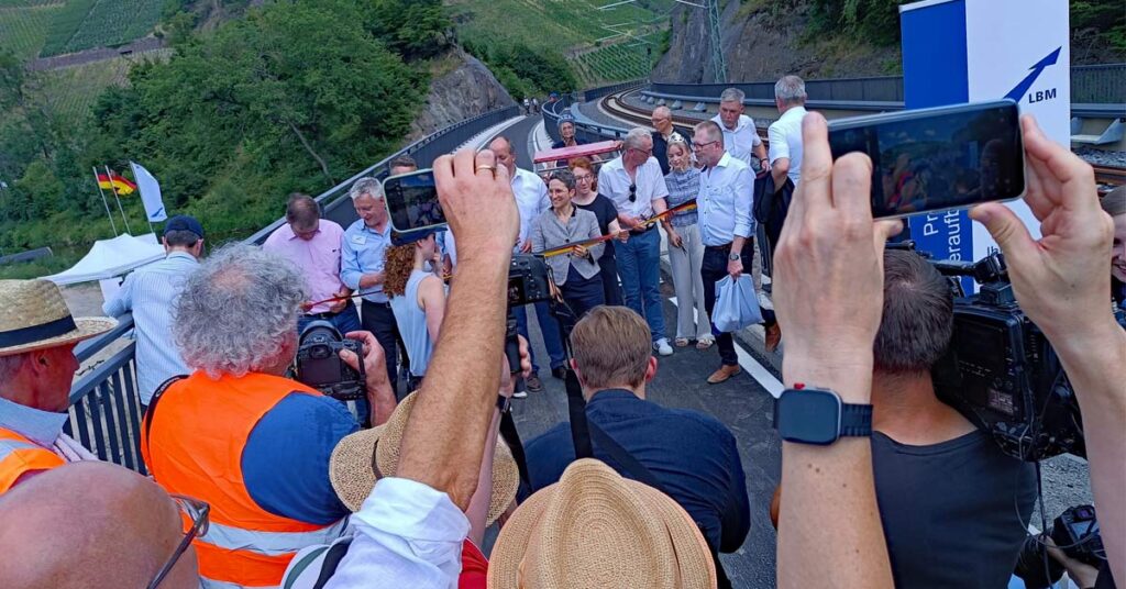 Die Eröffnung des Ahr-Radweges zwischen Walporzheim und Laach bei Mayschoß stieß auf großes Medieninteresse.