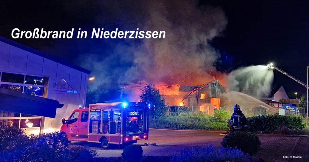 Im Industriegebiet Brohltal-Ost, Bereich „Im Stiefelfeld“, stand ein holzverarbeitender Betrieb, eine Zimmerei, in Flammen.