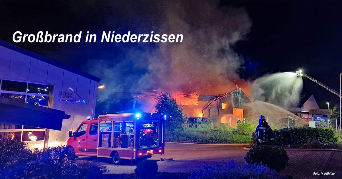 Im Industriegebiet Brohltal-Ost, Bereich „Im Stiefelfeld“, stand ein holzverarbeitender Betrieb, eine Zimmerei, in Flammen.