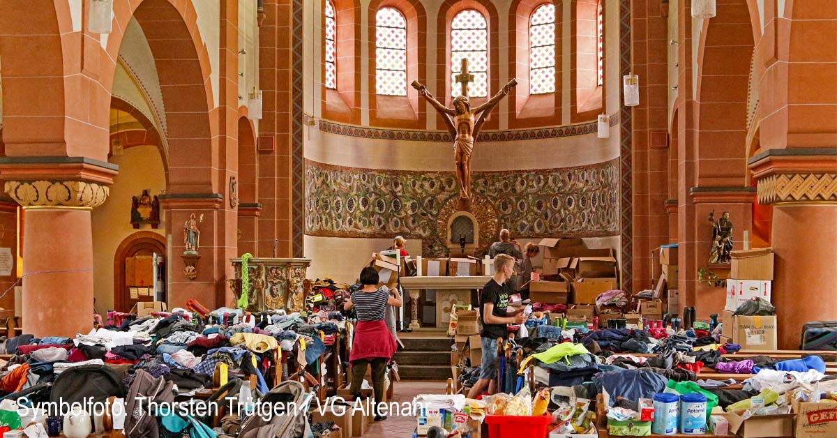 Die Mayschoßer Pfarrkirche St. Nikolaus & St. Rochus war nach der Flut Überlebensinsel. Jetzt wird sie zum Ort der Begegnung und des Erinnerns. Die Fotoausstellung „Das Tal“ lädt dazu ein, den Blick zurückzuwerfen und gemeinsam über Resilienz und Wiederaufbau zu sprechen.