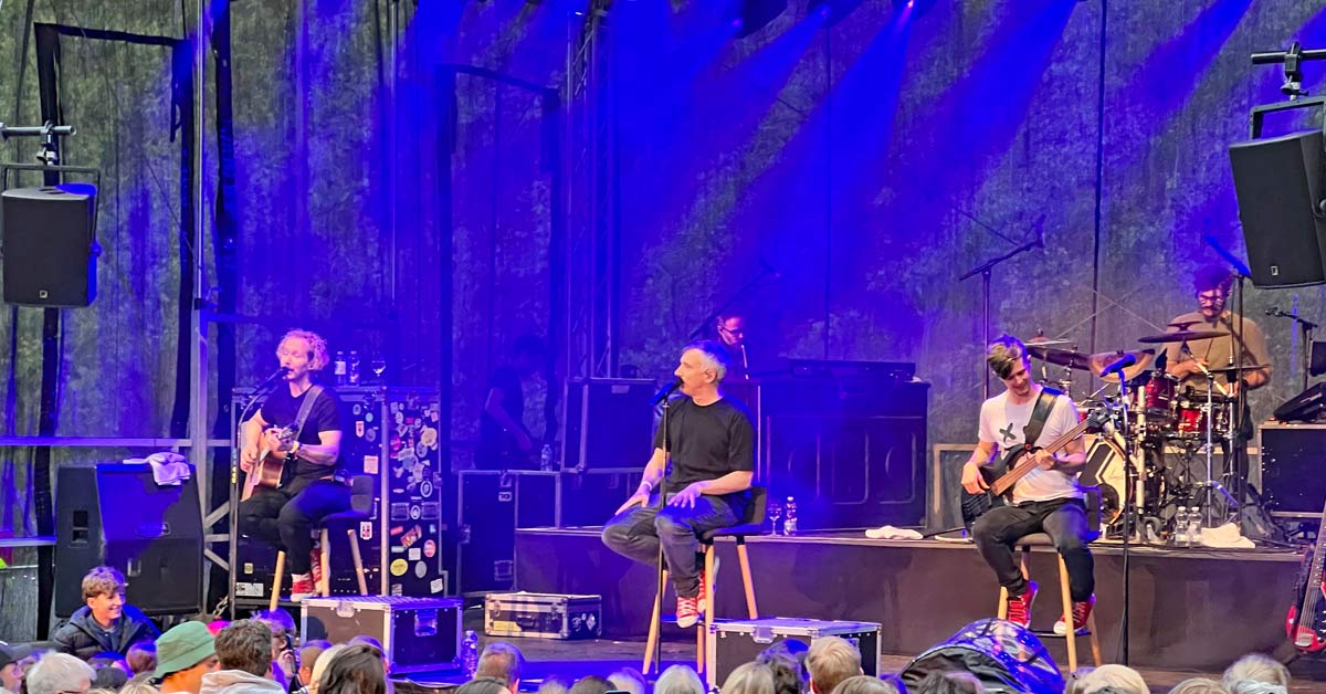 Kasalla begeistert bei Musik und Wein im Ahrtal in Marienthal. Die Kölner Band präsentiert ihre ganze musikalische Bandbreite zwischen Rock, Emotionen und kölschen Hymnen vor beeindruckender Weinbergkulisse.