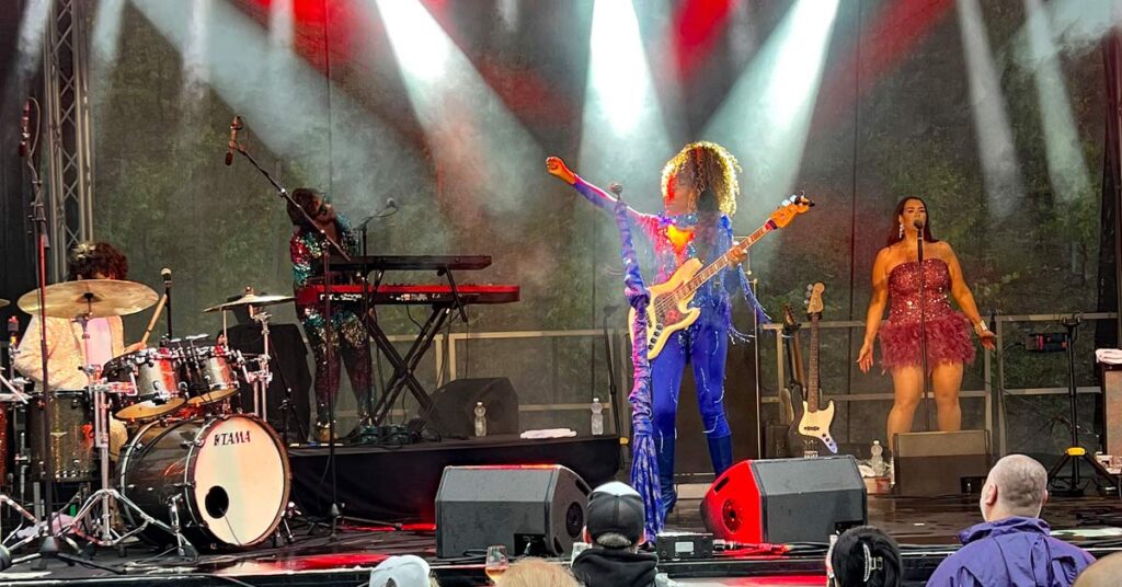 Musik und Wein im Ahrtal: Weltklasse-Bassistin Nik West aus Arizona sorgt für den Festivalhöhepunkt.
