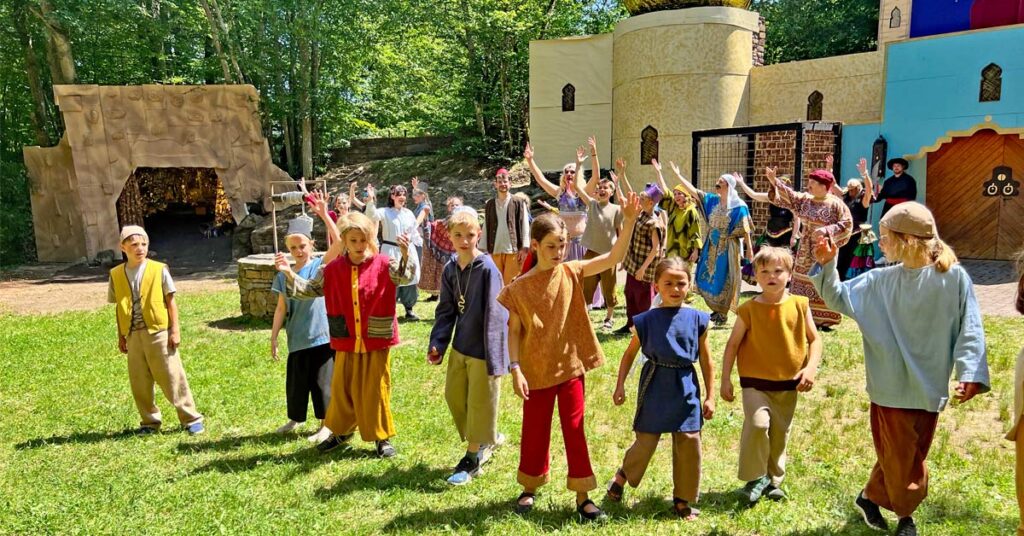 Bei den diesjährigen Aufführungen auf der Freilichtbühne Schuld wird auch gesungen.