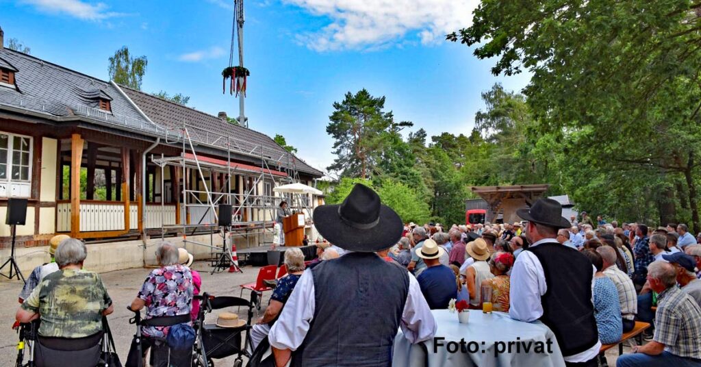 Der Bahnhof Walporzheim feiert spektakuläres Richtfest im LVR-Freilichtmuseum Kommern. Das Kuriose: Er zeigt gleich drei Epochen der Geschichte gleichzeitig.