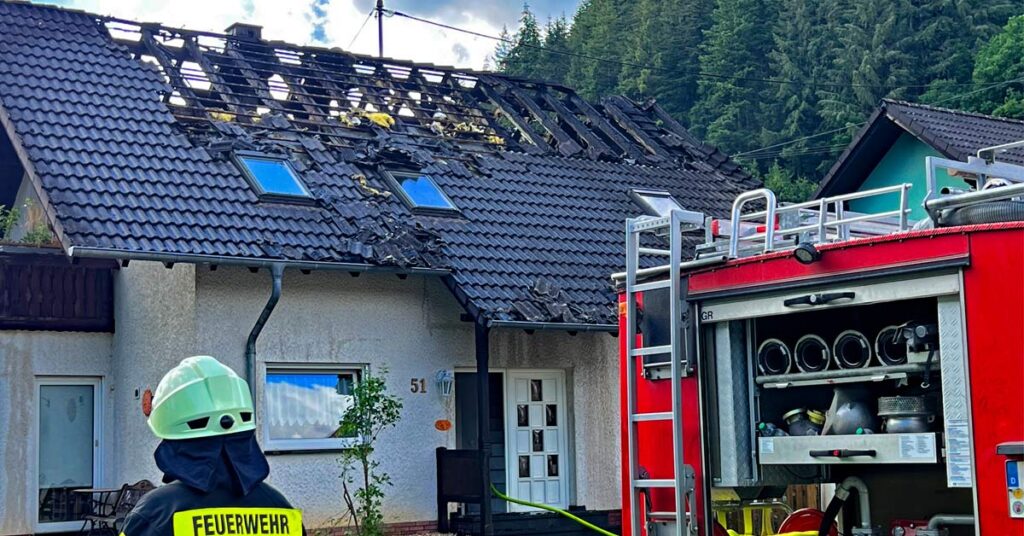 53 Einsatzkräfte aus Leimbach, Adenau, Reifferscheid und Dümpelfeld kämpften gegen die Flammen.