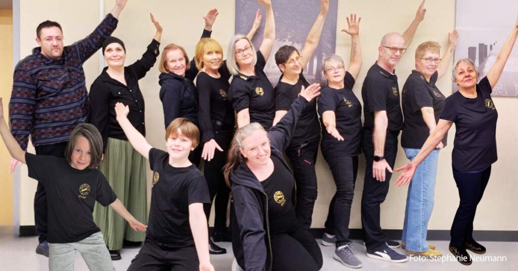 Das Ensemble „Kleine Bühne“. (v.l.) 1. Reihe: Oscar Neuman, Ole Neumann, Stephanie Neumann 2. Reihe: Karim Kirner, Stefanie Käufler, Cecylia Darda, Martina Bouhs, Bettina Kurscheid, Elfi Rüd, Jutta Flink, Walther Heling, Hannelore Busch, Olga Steinke. Auf dem Foto fehlt Heidi Höhr.