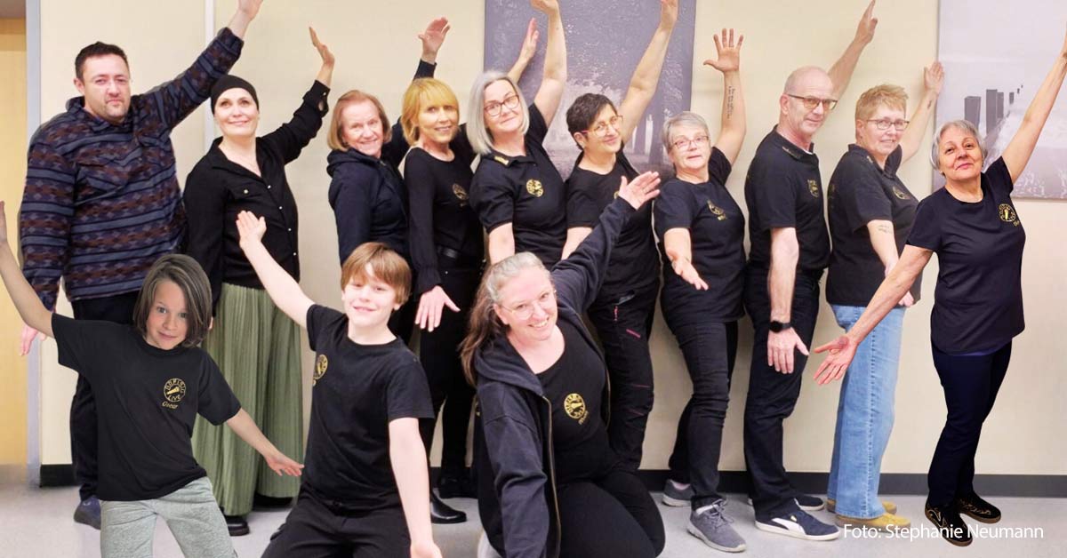 Das Ensemble „Kleine Bühne“. (v.l.) 1. Reihe: Oscar Neuman, Ole Neumann, Stephanie Neumann 2. Reihe: Karim Kirner, Stefanie Käufler, Cecylia Darda, Martina Bouhs, Bettina Kurscheid, Elfi Rüd, Jutta Flink, Walther Heling, Hannelore Busch, Olga Steinke. Auf dem Foto fehlt Heidi Höhr.