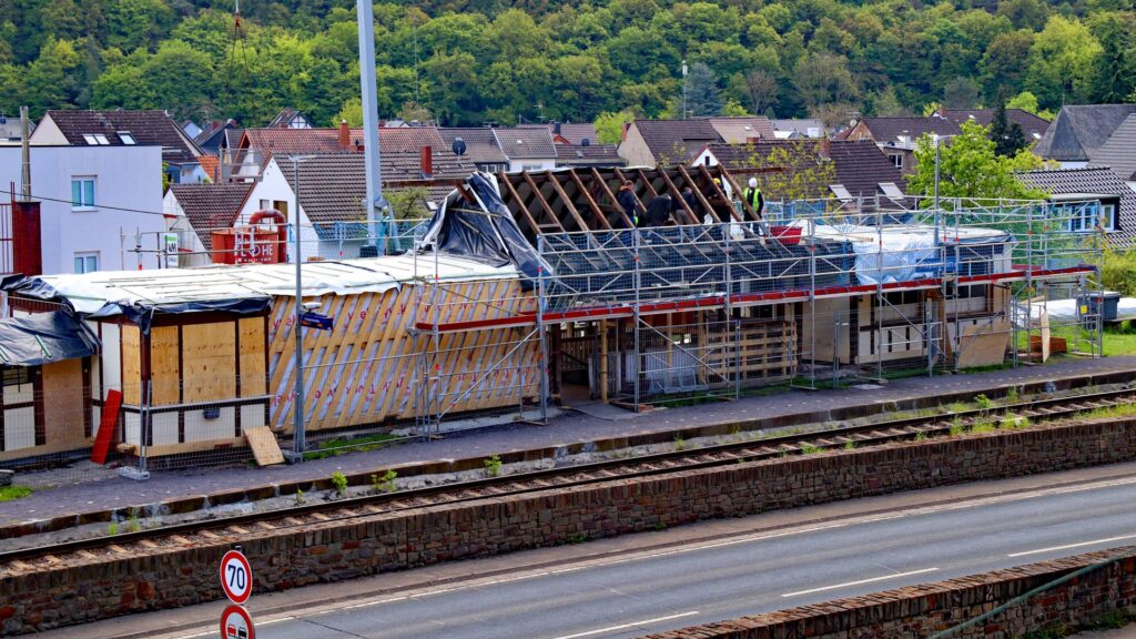 Teilweise verpackt, wartet das historische Bahnhofsgebäude auf den Abtransport nach Kommern.