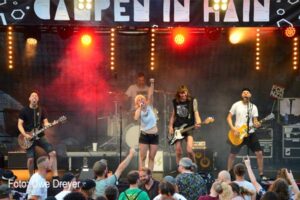 Rock-Konzert oder Freibad? Hain bietet am Wochenende einfach beides. Neben Bands wie Ersatzkopf oder Lygo erwarten euch eine Masked-Singer-Show und ein Live-Podcast über Neurodivergenz im Punk.