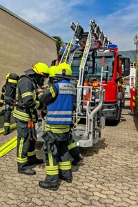 Durch das schnelle und gezielte Eingreifen der Feuerwehr gelang es den Einsatzkräften, ein Übergreifen der Flammen auf die angrenzenden Gebäude zu verhindern.