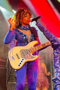 "Funky Friday" bei Musik und Wein im Ahrtal": Nik West reißt 350 Besucher in Marienthal mit.