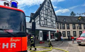 Ein gemeldeter Dachstuhlbrand in der Oberhutstraße in Ahrweiler hielt die Rettungskräfte in Atem. Die Feuerwehr konnte durch ihre professionelle Arbeit Schlimmeres verhindern.